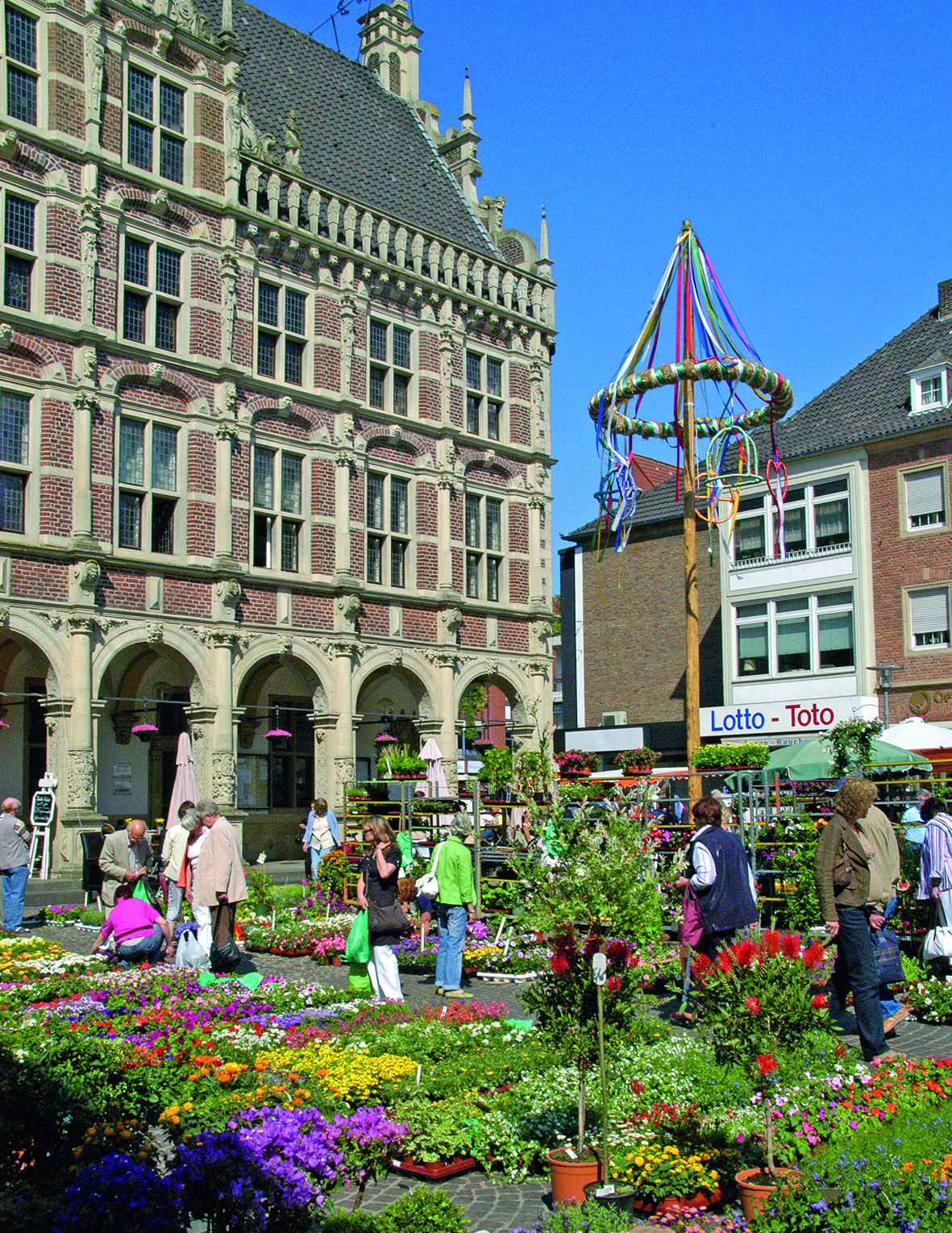 Historisches Rathaus mit Marktplatz